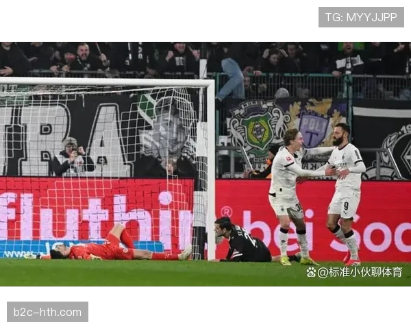 暖心一幕，门兴球迷向对手门将卡斯蒂尔斯抛出玩偶致敬其康复